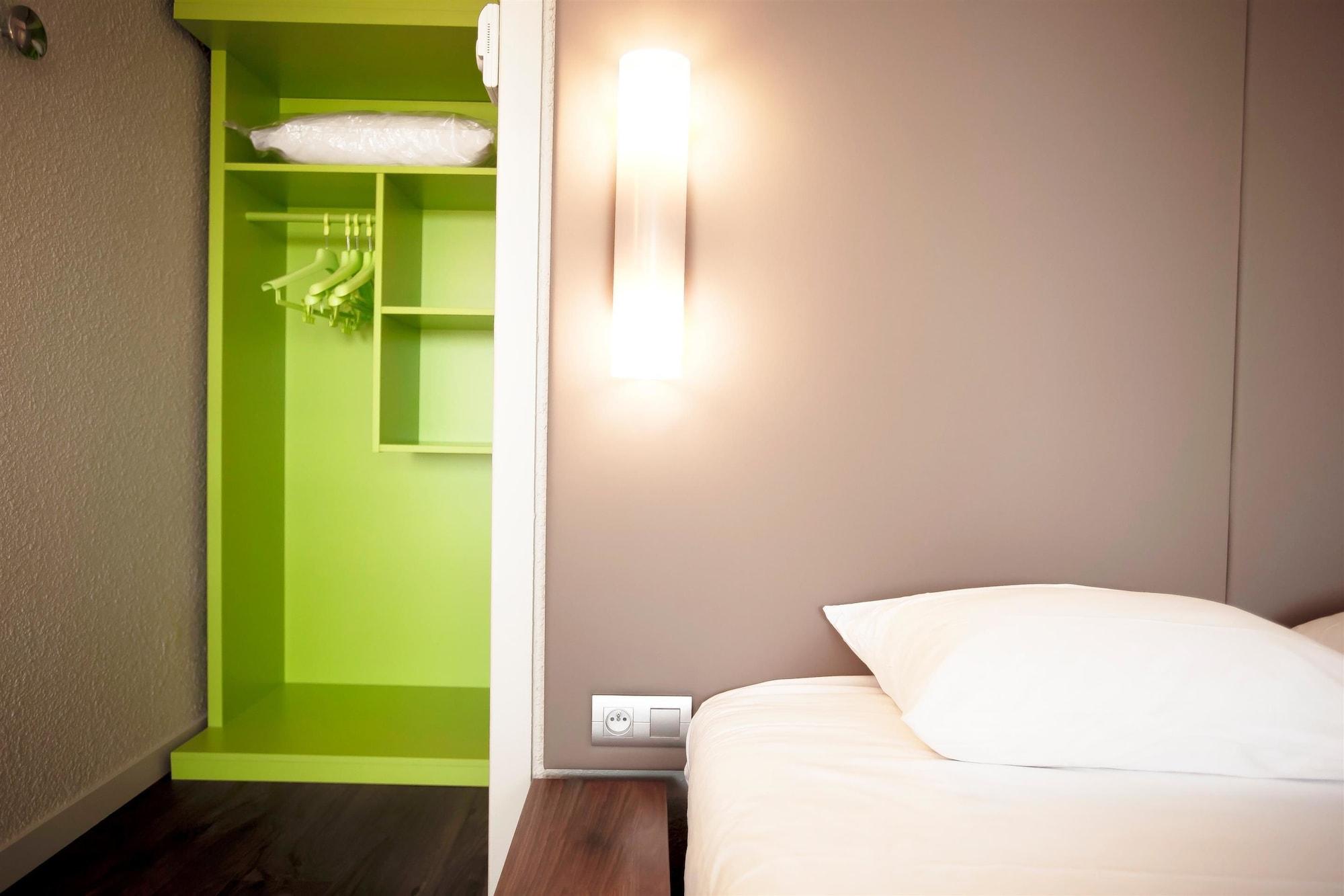 Hotel Campanile Avignon Sud - Montfavet la Cristole Esterno foto